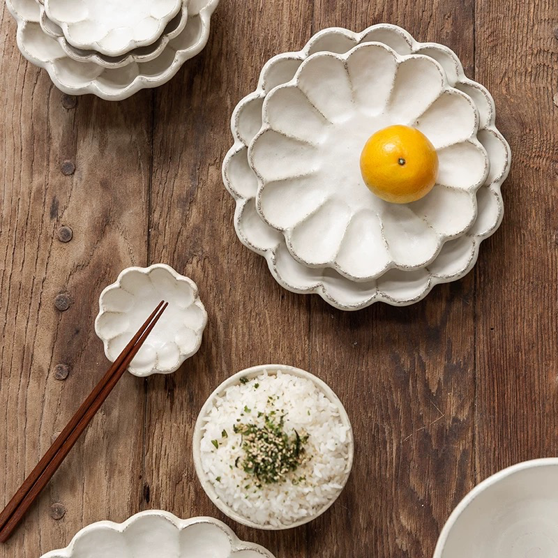 Low-gloss ceramic plate for modern Japanese-inspired dining experiences