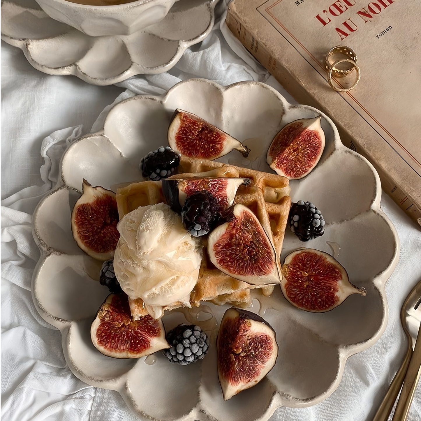 Versatile 8-inch serving plate for salads, mains, and desserts