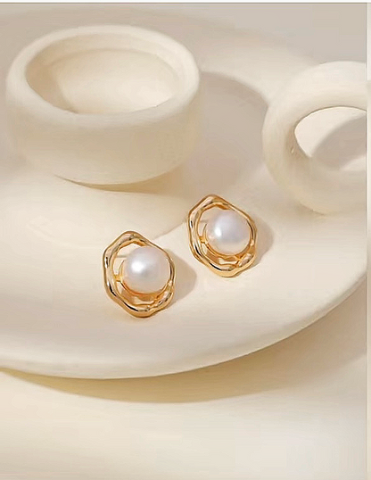 MOLTEN PEARL STUD IN GOLD