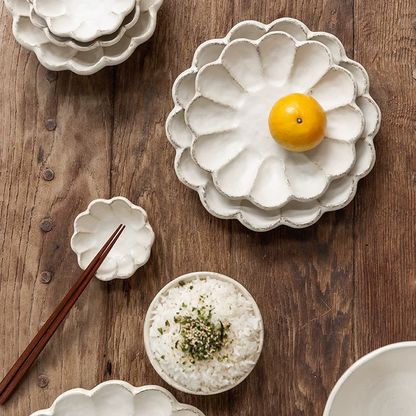 Low-gloss ceramic plate for modern Japanese-inspired dining experiences