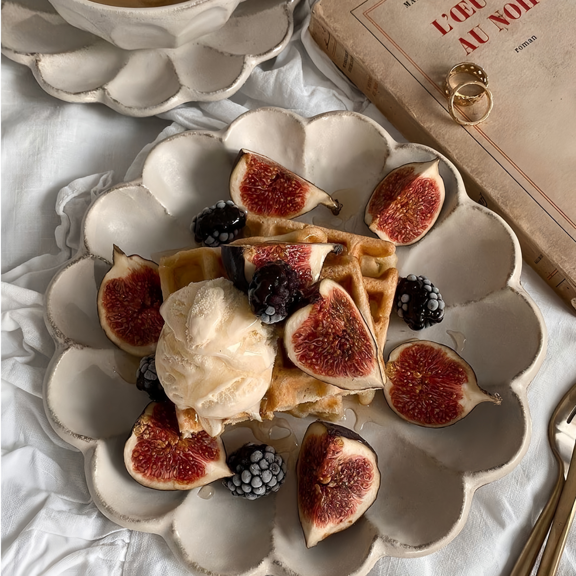 Versatile 8-inch serving plate for salads, mains, and desserts

