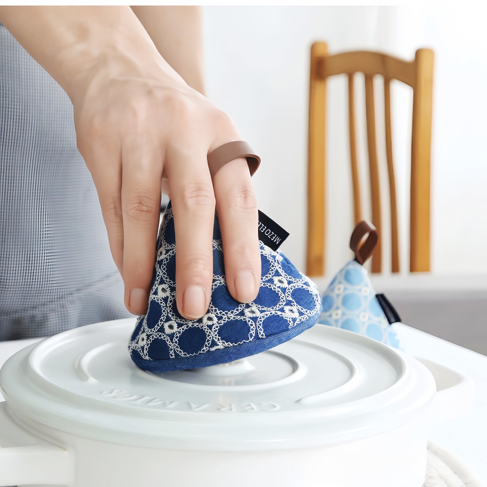 Lightweight cotton lid cover fitting round and square pot lids, ideal for skillets, pans, and casserole dishes.
