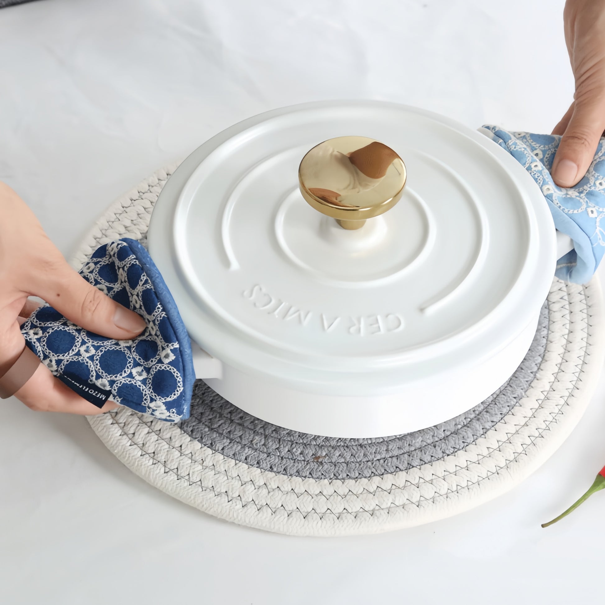 Lightweight cotton lid cover fitting round and square pot lids, ideal for skillets, pans, and casserole dishes.

