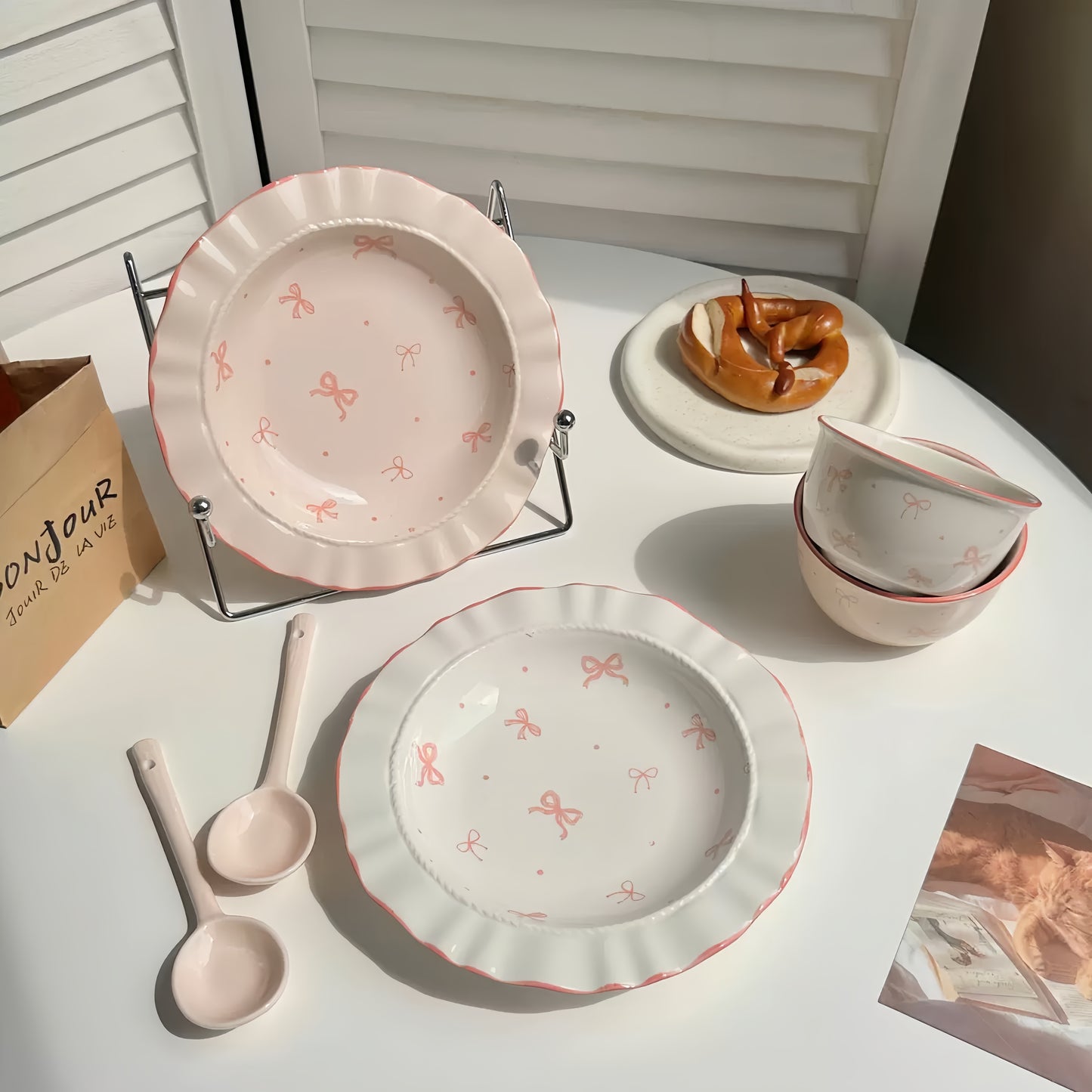 A stack of Princess Bowknot plates in both pink and white base colors.